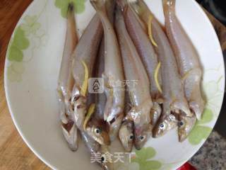 香炸梭子鱼的做法步骤：2