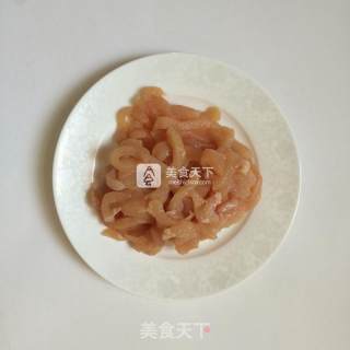 五彩炒鸡丝的做法步骤：2