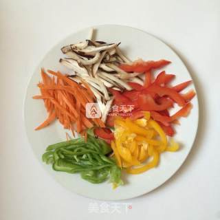 五彩炒鸡丝的做法步骤：4
