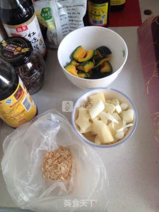 土豆炖窝瓜的做法步骤：1