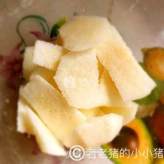 鲜榨梨汁的做法步骤：3