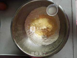 手擀玉米面鸡蛋面条的做法步骤：2