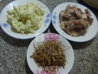 笋干菜花菜龙骨汤的做法步骤：1