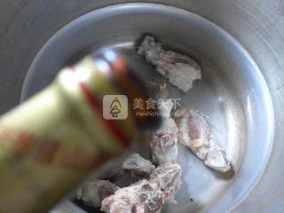 笋干菜花菜龙骨汤的做法步骤：2