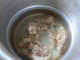 笋干菜花菜龙骨汤的做法步骤：3