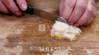 【剁椒粉丝蒸扇贝】一口吃掉10元，心好痛哦的做法