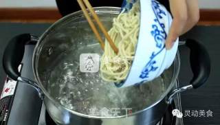 灵动美食/有一道大菜叫葱油面的做法步骤：3