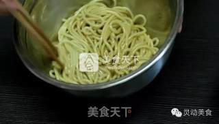 灵动美食/有一道大菜叫葱油面的做法步骤：4