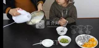 灵动美食/甜蜜与精致并存的奶油水果杯的做法步骤：2
