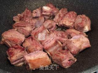 传统口味的红烧排骨的做法步骤：1