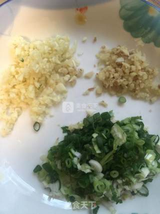 鱼香茄子（少油）的做法步骤：1