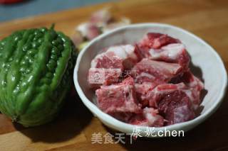 苦瓜焖排骨的做法步骤：1