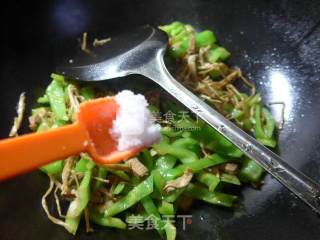 笋干菜五花肉炒尖椒的做法步骤：6