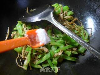 笋干菜五花肉炒尖椒的做法步骤：7