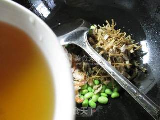 开洋笋干菜炒毛豆的做法步骤：4
