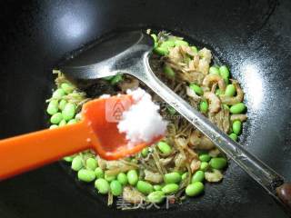开洋笋干菜炒毛豆的做法步骤：6
