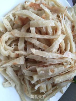 鸡蛋肉丝炒饼…还有圆白菜的做法步骤：1