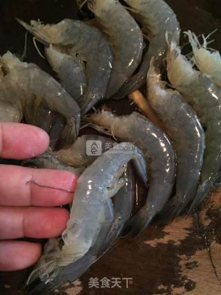 海鲜砂锅粥--虾的做法步骤：1