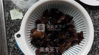 家常菜之木耳炒白菜的做法步骤：1