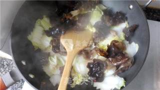 家常菜之木耳炒白菜的做法步骤：6