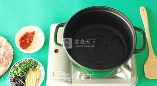 一厨作珐琅锅之懒人菜剁椒牛蛙的做法步骤：2