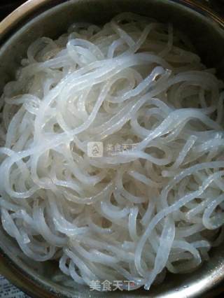 芹菜炒粉条的做法步骤：1