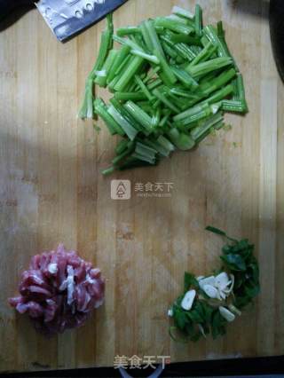 芹菜炒粉条的做法步骤：2