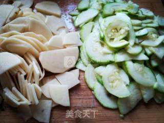 土豆炒西葫芦的做法步骤：1