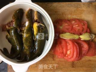 西红柿黄骨鱼汤的做法步骤：1