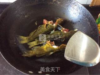 西红柿黄骨鱼汤的做法步骤：2