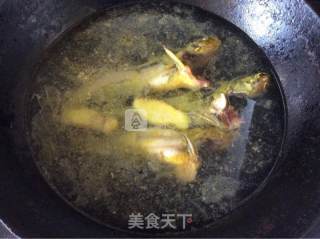 西红柿黄骨鱼汤的做法步骤：3