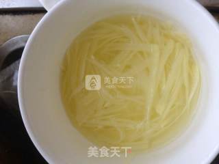 孜然肉沫土豆丝的做法步骤：1