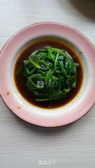 凉拌菠菜，一款适合夏天吃的小菜的做法步骤：1