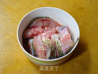 木耳炒鱼的做法步骤：2