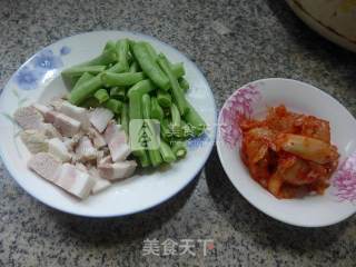五花肉泡菜炒梅豆的做法步骤：1