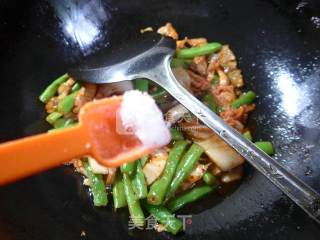 五花肉泡菜炒梅豆的做法步骤：6