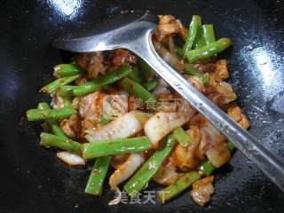 五花肉泡菜炒梅豆的做法步骤：8