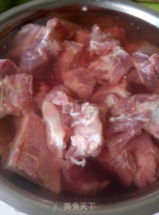 排骨炖土豆豆角的做法步骤：1