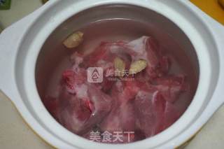 腔骨莲藕汤的做法步骤：1