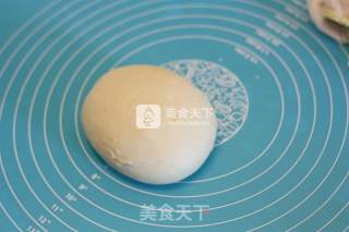 金枪鱼杂蔬披萨的做法步骤：1