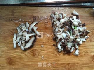 春卷春饼卷酱肘子的做法步骤：1