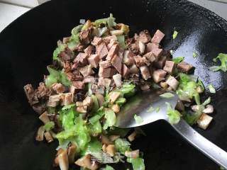 春卷春饼卷酱肘子的做法步骤：4