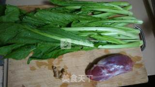 春菜瘦肉汤的做法步骤：1