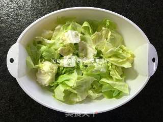 初夏瘦身美容餐桌上解腻开胃的麻辣手撕五花肉包菜的做法步骤：2