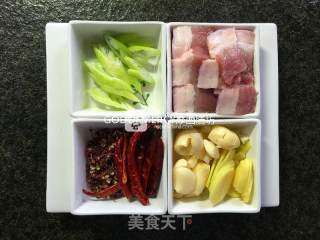 初夏瘦身美容餐桌上解腻开胃的麻辣手撕五花肉包菜的做法步骤：3