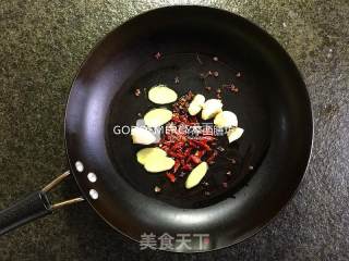 初夏瘦身美容餐桌上解腻开胃的麻辣手撕五花肉包菜的做法步骤：4