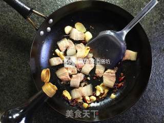 初夏瘦身美容餐桌上解腻开胃的麻辣手撕五花肉包菜的做法步骤：6