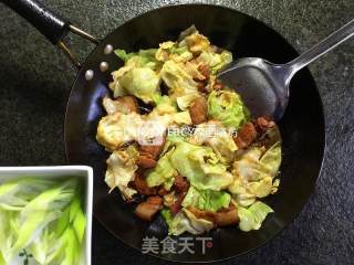 初夏瘦身美容餐桌上解腻开胃的麻辣手撕五花肉包菜的做法步骤：11