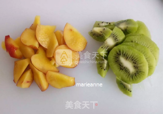 双桃果汁的做法步骤：2
