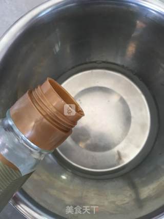八寸鸭蛋戚风蛋糕的做法步骤：6